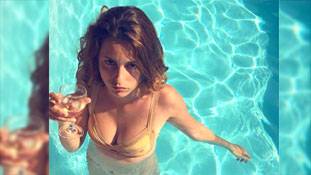 लुइस की तस्वीरों में सिर्फ अदाएं ही हैं या कोई खतरे वाली बात? बताइए