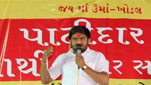 किसानों के नाम पर हार्दिक ने मोदी और मीडिया को घेरा, पर केजरीवाल के साथ