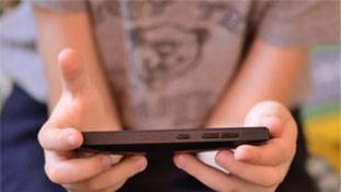 कहीं आपका बच्चा स्मार्टफोन से नशा तो नहीं ले रहा?