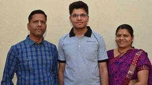 कठिन परीक्षाओं की दुनिया में अक्ल की दीवार पार करता कल्पित !