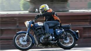 जानिए किसने बनाया बुलेट को 'रॉयल'