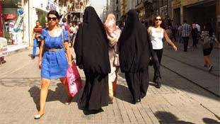 बुर्का है या बवाल? हर कोई बैन करने पर तुला है!