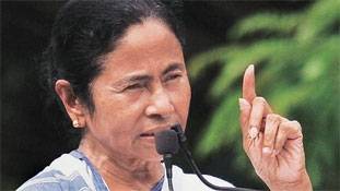 बंगाल में ममता के खिलाफ बीजेपी ने टीका लगाया, टोपी भी पहनी !