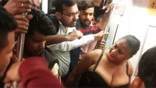 इस महिला का सिर्फ कपड़े उतारना दिखा या कुछ और भी ?