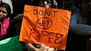 रेप के मामलों में मेनका गांधी और आजम खां के बयान तो एक जैसे ही लगते हैं