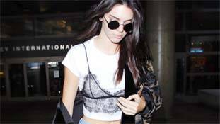 नया फैशन: ब्रा को अंदर छुपाकर नहीं दिखाकर पहनें !