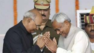 नीतीश कुमार ने कोविंद को समर्थन देकर निशाना कहीं और लगाया है नीतीश कुमार ने कोविंद को समर्थन देकर निशाना कहीं और लगाया है