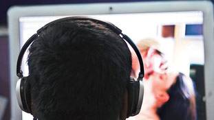 फेसबुक, व्हाट्स एप के बदले वेब पोर्न के चंगुल मेेें फंस रहे हैं बच्चे