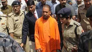 योगी का प्रशासन है कि मानता ही नहीं
