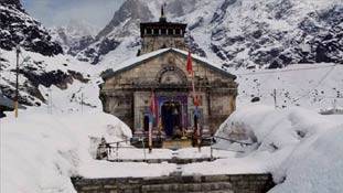 मेलों और मंदिरों की भेंट चढ़ती भक्तों की जान