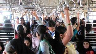 लड़की से ज्‍यादती की बात सुनकर हेल्पलाइन वालों को हंसी क्यों आती है?