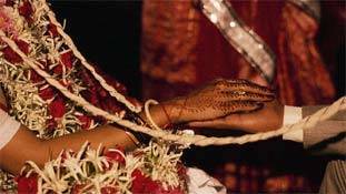 अनपढ़ मंगेतर को ना बोलकर क्या लड़की ने पाप कर दिया?