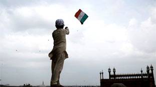 देशभक्ति का मौसम है, कुछ फर्ज़ हमारा भी है...