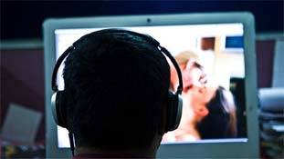 कम उम्र से पॉर्न देखने वालों पर बड़े होकर ये असर होता है...