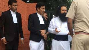 गुरमीत का 'प्लान बी' उसके बाबा वाले चेहरे से नकाब हटाता है