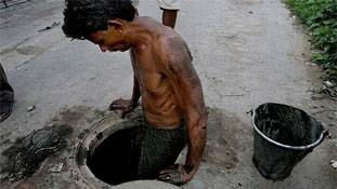 सीवर की भीतर उतरा 30 साल का युवक बाहर आकर 50 का हो गया