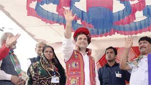 डूबती कांग्रेस के पास गुजरात में दो ही तिनके हैं !