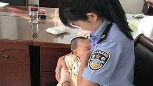 मुजरिम के बच्चे को दूध पिलाकर इस पुलिस ऑफिसर ने ड्यूटी निभाई है...