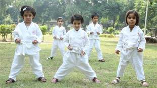 बच्चे को ए, बी, सी, डी सिखाने से पहले आत्मरक्षा के गुर सिखाएं