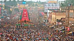 घूमने के नाम पर धार्मिक स्थलों के चक्कर सबसे ज्यादा लगते हैं