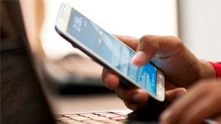 नुकसान से बचना है तो फोन खरीदने से पहले देख लें ये फीचर्स!