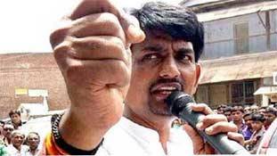 अल्पेश ठाकोर : गुजरात चुनाव नतीजे प्रभावित करने वाला युवा नेता खुद भंवर में फंसा है