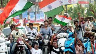 त्‍योहार की हेडलाइन देखिए, क्‍या ये हमारे चरित्र का चीरहरण करती हैं ?