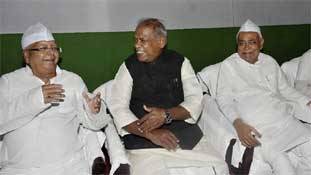 मांझी को अपने पाले में करने फिराक में लालू, नीतीश ने भी पढ़े तारीफ में कसीदे