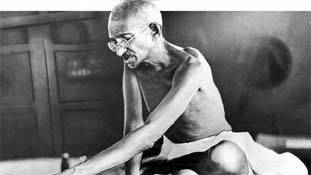 मुट्ठी भर गांधी विरोधी बहुसंख्य समर्थकों को चिढ़ा रहे हैं