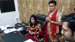 शिकायतकर्ता को थाने में घुसने नहीं देते, राधे मां को कुर्सी दे दी !