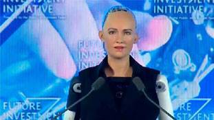 मिलिए सऊदी अरब की सबसे सशक्त 'महिला' से...