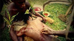 अपने ही बच्चों के जवान होने पर इतना डरती क्यों है दुनिया