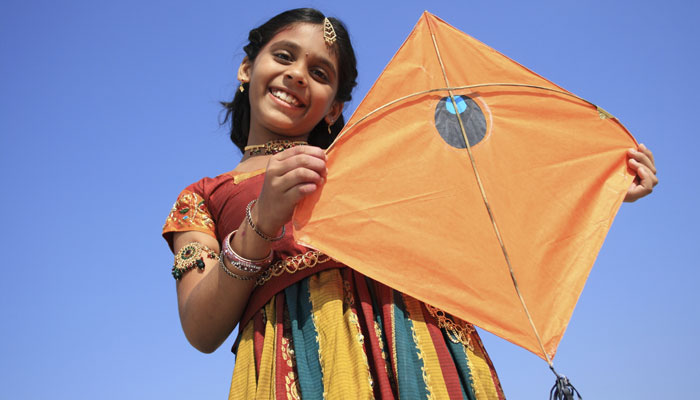 ये दुनि‍या पतंग नि‍त बदले रंग