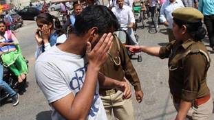 'रोमियो' की लिस्ट तो ठीक है लेकिन प्रेमी जोड़ों को बेवजह परेशान करने वालों का क्या?