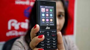 मोबाइल बिल का 'मसीहा' Jio खा गया कई बिजनेस, चली गई हजारों नौकरी !