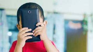 सिगरेट-शराब से तो बचा भी लेंगे पर आपके बच्चे इसकी लत से कैसे बचेंगे?