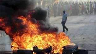 हर बार क्यों उपद्रव की आग में खर डाल देते हैं ये नीले टिक लगे लोग !