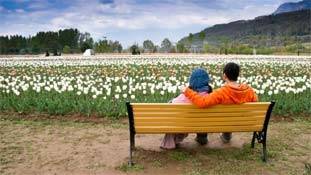 दिलों के मिलने का मौसम है वसंत, लेकिन एक शर्त यहां भी है!