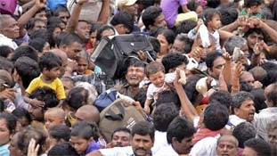 जब भगदड़ में ना सूझे कोई रास्ता, तो यूं बचाएं अपनी जान