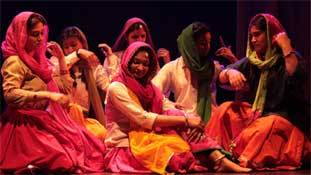 रूढ़ियों, मिथकों को तोड़कर, इन महिलाओं ने थियेटर की दुनिया में पहचान बनाई है