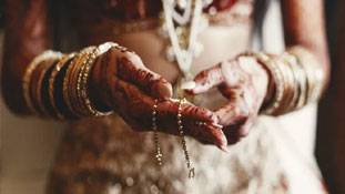 वर्जिनिटी जांचने की ये परंपरा किसी महिला के सौदे से कम नहीं!