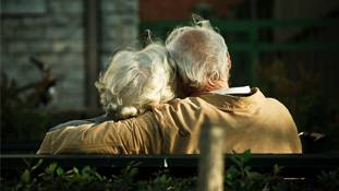 अच्छी भली जिंदगी चल रही है लेकिन फिर भी ये कपल मरना चाहता है