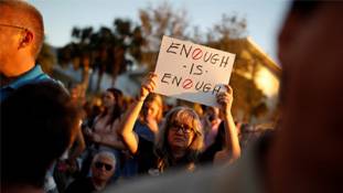 यहाँ बच्चे बियर नहीं खरीद सकते, लेकिन रायफल कानूनन रख सकते हैं!