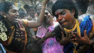 क्या आप जानते हैं कि किन्नरों का अंतिम संस्कार कैसे किया जाता है?