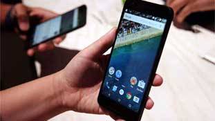 गर्लफ्रेंड या पत्नी जाए भाड़ में! मोबाइल को कुछ हुआ तो दुनिया जल जानी है