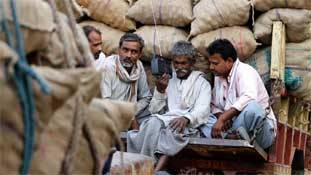 विशाल डिब्बेनुमा रेडियो से पोर्टेबल रेडियो तक के, सफर को दिखाते तीन गाने