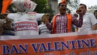 बजरंग दल क्यों कूट देते हैं प्रेमी जोड़ों को? इसका जवाब दे रहा है ये लेख ! बजरंग दल क्यों कूट देते हैं प्रेमी जोड़ों को? इसका जवाब दे रहा है ये लेख !