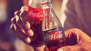 कोका कोला और पेप्‍सी भी देसी हो रहे हैं, लेकिन मजबूरी में...