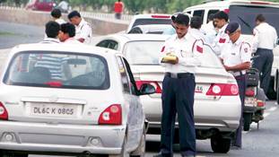 दिल्ली की लड़कियां नशे में गाड़ी नहीं चलातीं या पकड़ी नहीं जातीं?