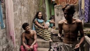 मैंने अपनी सेक्स वर्कर मां की तस्वीरें खींची ताकि उनके करीब आ सकूं! मैंने अपनी सेक्स वर्कर मां की तस्वीरें खींची ताकि उनके करीब आ सकूं!